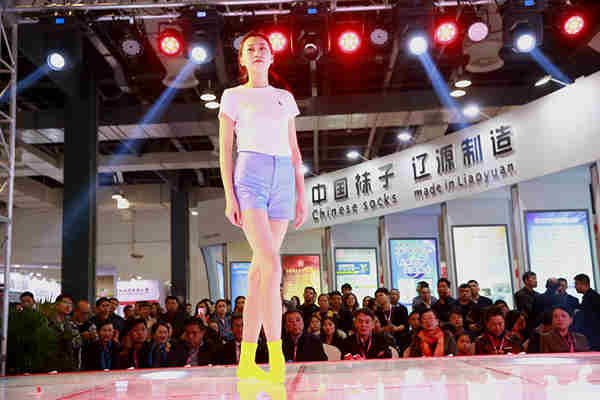 上海袜业展闻色提供现场展会摄影